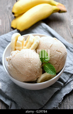 Frutta gelato alla banana, estate dessert, in stile country Foto Stock