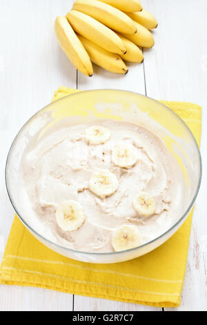 In casa gelato alla banana nel contenitore in vetro Foto Stock