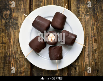 Estate dessert banana surgelate ricoperte di cioccolato, vista dall'alto Foto Stock