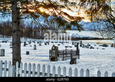 Cimitero nel paesaggio invernale di Bergsfjorden, Senja, Skaland, Troms, Norvegia, Europa Foto Stock