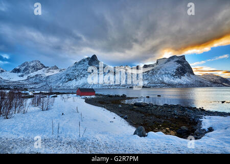 Paesaggio invernale di Bergsfjorden, Senja, Skaland, Troms, Norvegia, Europa Foto Stock
