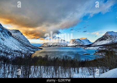 Paesaggio invernale panorama di Bergsfjorden, Senja, Skaland, Troms, Norvegia, Europa Foto Stock
