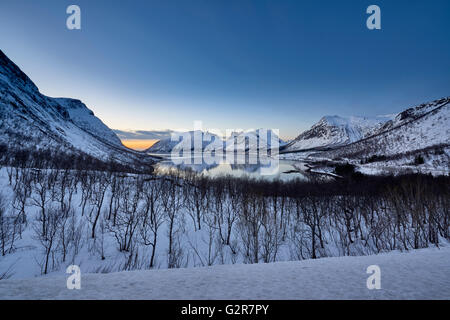 Paesaggio invernale panorama di Bergsfjorden, Senja, Skaland, Troms, Norvegia, Europa Foto Stock
