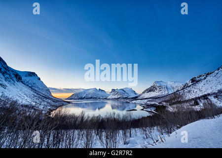 Paesaggio invernale panorama di Bergsfjorden, Senja, Skaland, Troms, Norvegia, Europa Foto Stock