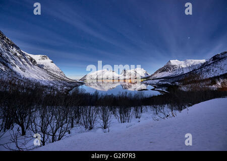 Paesaggio invernale di Bergsfjorden, night shot con moonlight, Senja, Skaland, Troms, Norvegia, Europa Foto Stock