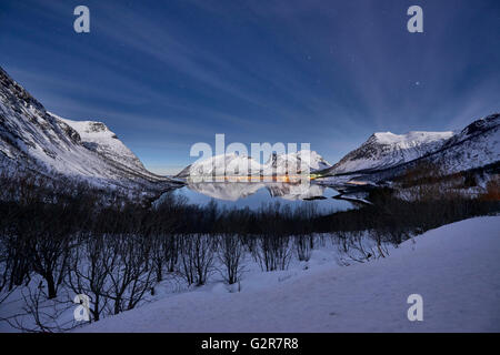 Paesaggio invernale di Bergsfjorden, night shot con moonlight, Senja, Skaland, Troms, Norvegia, Europa Foto Stock