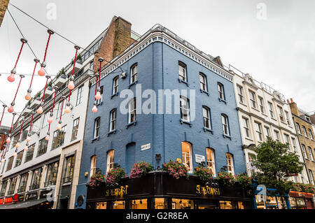 LONDON, Regno Unito - 24 agosto 2015: Vista di Carnaby Street. Basso angolo di visione Foto Stock