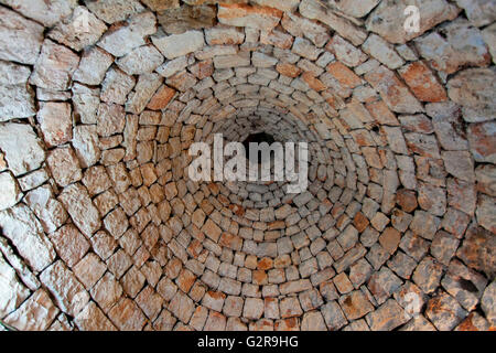 Interno, Trullo, tradizionale pugliese abitazione in pietra con il tetto conico, all'interno, Sito Patrimonio Mondiale dell'UNESCO, Alberobello, Bari Foto Stock