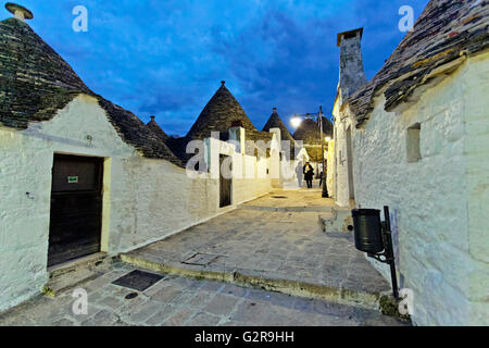 Trulli, tradizionale pugliese di abitazioni in pietra con tetto conico e Pinnacle, Sito Patrimonio Mondiale dell'UNESCO, Alberobello, Bari Foto Stock