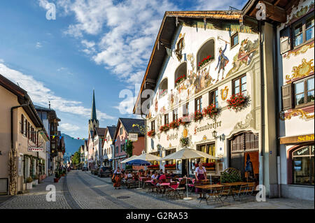 Gasthof Fraundorfer con pittura murale di una festa di nozze da Heinrich Bickel, chiesa parrocchiale di Santa Maria Assunta, Ludwigstraße Foto Stock