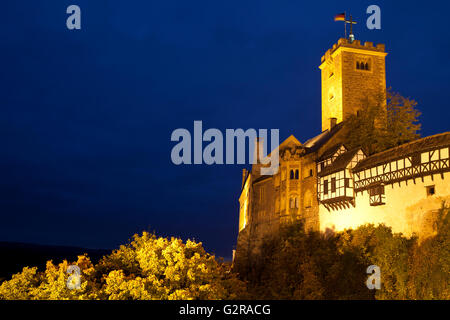 Illuminato il Castello di Wartburg, Sito Patrimonio Mondiale dell'UNESCO, scena notturna, Eisenach, Turingia, Germania Foto Stock