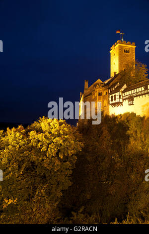 Illuminato il Castello di Wartburg, Sito Patrimonio Mondiale dell'UNESCO, scena notturna, Eisenach, Turingia, Germania Foto Stock