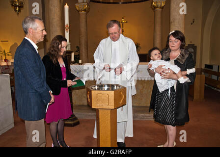 Baby il battesimo nella chiesa Foto Stock