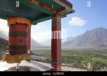 Ruota di preghiera, diskit monastero o diskit gompa.più antica e più grande monastero buddista. nubra valle del Ladakh, India. Foto Stock