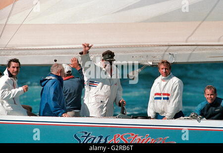 AJAXNETPHOTO. Febbraio,1987. FREMANTLE, Australia occidentale - AMERICA'S CUP - Stars & Stripes SKIPPER Dennis Conner onde da spettatori a seguito VICTOR CELEBRAZIONI OFF Fremantle. Foto:l'AJAX NEWS & servizio in funzione REF:AMCUP86 81403 23 2 Foto Stock