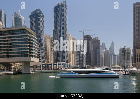 Traghetto nel golfo di district Marina di Dubai Foto Stock