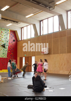 Sports Hall durante il caso prove. Sant Angela's College Cork, Cork, Irlanda. Architetto: O'Donnell e Tuomey, 2016. Foto Stock