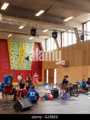 Sports Hall durante il caso prove. Sant Angela's College Cork, Cork, Irlanda. Architetto: O'Donnell e Tuomey, 2016. Foto Stock