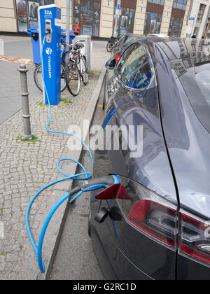 Auto moderna a una carica elettrica sulla stazione roadsiide la ricarica delle batterie di Berlino, Germania. Foto Stock