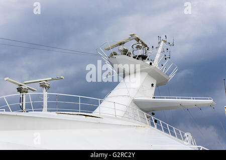 Montante di sollevamento con l'illuminazione di sicurezza e antenna radar su una nave da crociera Foto Stock