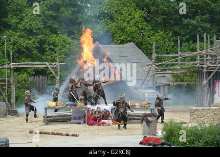 Sequenza di azione al Viking mostrano nel parco a tema Puy du Fou. I vichinghi impostando la luce in un villaggio. Foto Stock