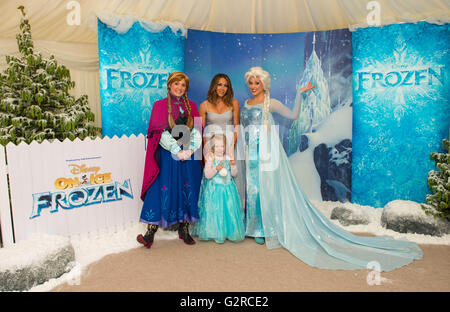 Solo uso editoriale Michelle Heaton e sua figlia fede soddisfare Anna (sinistra) e Elsa i caratteri da Disney's congelate a Londra il Cavendish Square per celebrare il Disney On Ice presenta congelati provenienti per il Regno Unito. Foto Stock