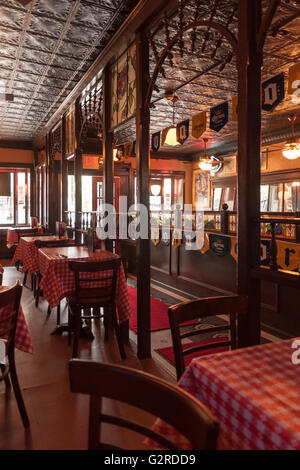 Interno di Arthurs Tavern diner e ristorante in Washington Street Hoboken New Jersey con la sua originale latta soffitti Foto Stock