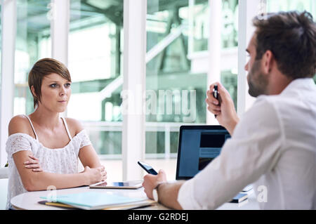 Successo giovane imprenditrice ottenere consulenza finanziaria da un consulente aziendale Foto Stock