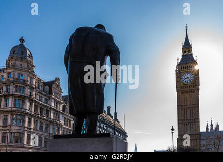 Sole che splende accanto al Big Ben e a Piazza del Parlamento, Westminster, London, Regno Unito. Foto Stock