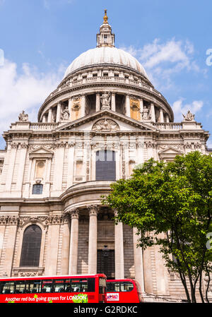 Bus rosso catturato nella parte anteriore della Cattedrale di St Paul, Londra, Regno Unito. Foto Stock