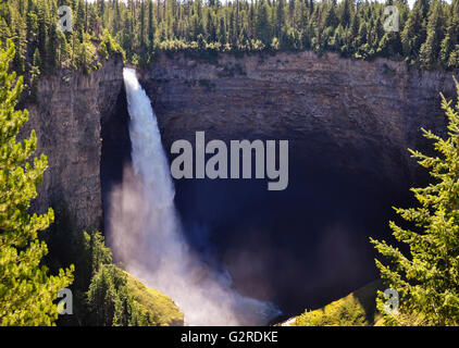 Helmcken Falls catturati nella luce del mattino di Grey Park nelle Montagne Rocciose Canadesi. Foto Stock