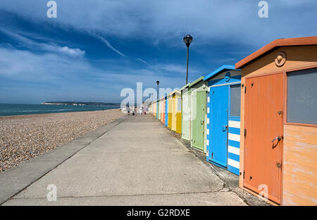 Pittoresca spiaggia di capanne lungo il lungomare di Seaford, East Sussex Foto Stock