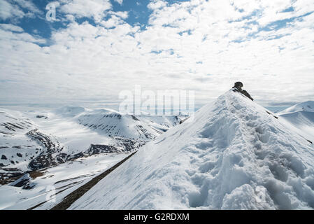 Paesaggio artico a Trollsteinen in estate, passi nella neve portano alla cima. Longyearbyen, Spitsbergen, Svalbard, Norvegia Foto Stock