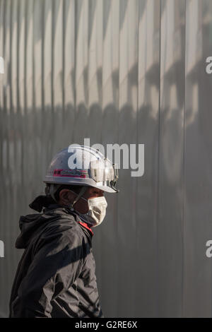 Un operaio edile alle pareti di un sito di demolizione a Musashi-Koyama, Tokyo, Giappone. Foto Stock