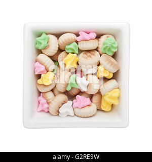 Iced gem biscotti in una ciotola quadrata isolati su sfondo bianco Foto Stock