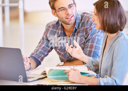 Designer avente una riunione con la produzione di freelance associare Foto Stock