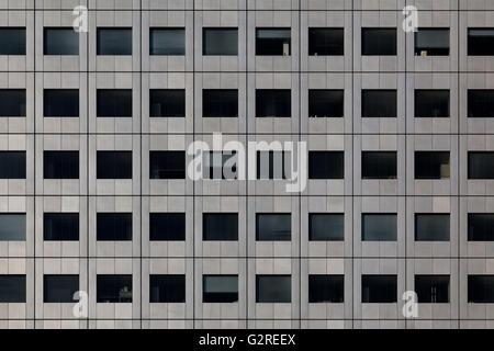 Immagini di dettaglio astratte di wndows in un alto e moderno edificio di uffici a Tokyo, Giappone. Foto Stock