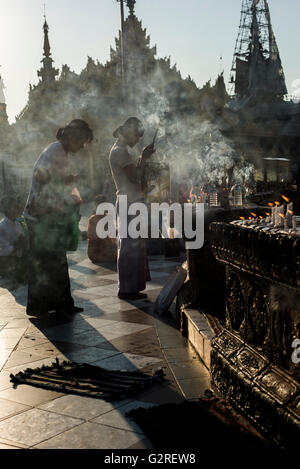 La gente dalla Shwedagon pagoda in Yangon, Myanmar. Foto Stock