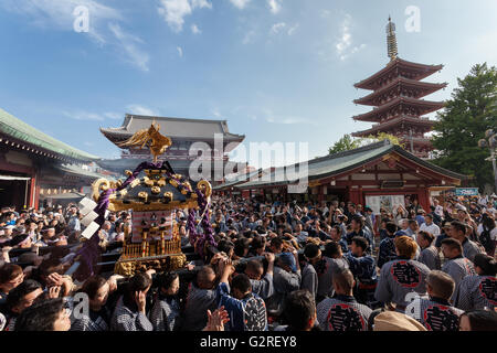 Mikoshi mentre vengono trasportati nel tempio senso-ji durante il Sanja matsuri. Asakusa, Tokyo, Giappone. Foto Stock