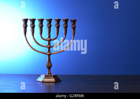 Tradizionale ebraica menorah sul bel sfondo blu Foto Stock