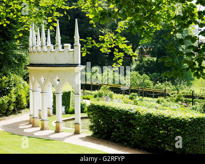 Il bianco brillante Exedra si erge sopra l'Esedra giardino in Painswick Rococo Gardens, nel Gloucestershire. Foto Stock