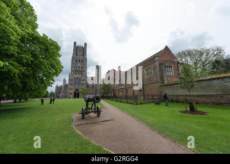 Vecchia canon russo di fronte Cattedrale di Ely e il vecchio palazzo dei Vescovi Ely Cambridgeshire England Regno Unito Foto Stock