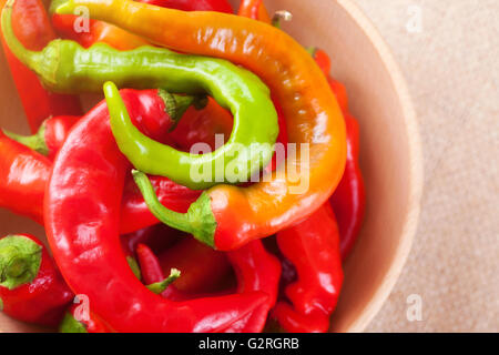 Caldo rosso e peperoncini verdi in una ciotola su una tabella, vista dall'alto Foto Stock