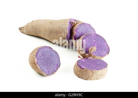 Colore porpora Patate dolci su sfondo bianco Foto Stock