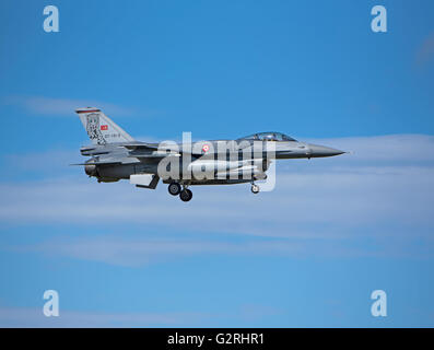 Turkish Air Force General Dynamics F16 sedile unico fighter Jet Reg serie 07-1013 Joint RAF Lossiemouth esercizio. SCO 10,390. Foto Stock