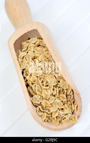 Fiocchi di avena nel convogliatore in legno Foto Stock