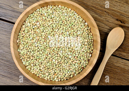 Il verde del grano saraceno in una ciotola di bambù Foto Stock