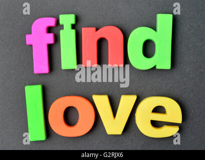 Le parole trova amore su sfondo nero Foto Stock