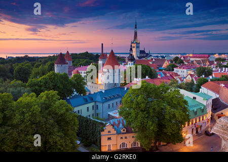 Tallinn. Immagine della Città Vecchia di Tallinn in Estonia durante il tramonto. Foto Stock