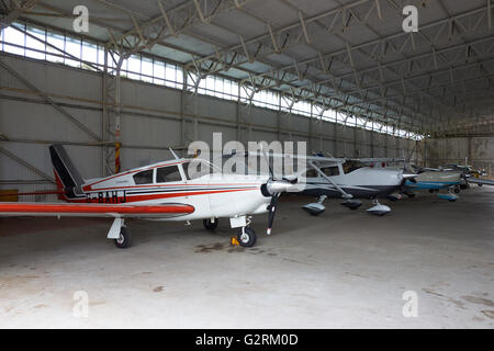 Luce aeromobili parcheggiati a Wolverhampton Halfpenny Green Airport. Regno Unito Foto Stock